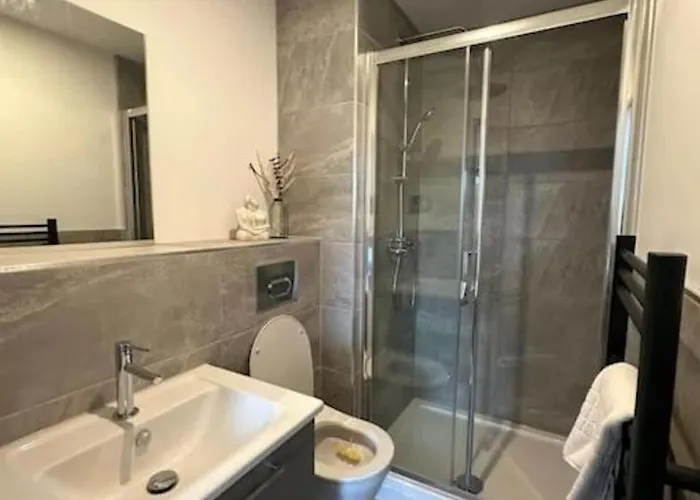 Modern - Free Parking & Gym Apartment York